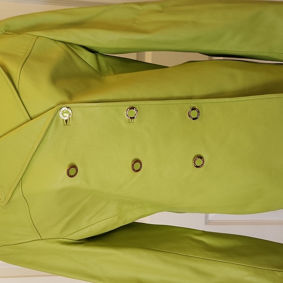 St John 100% Leather Blazer in a beautiful vibrant green. - Picture 4 of 12
